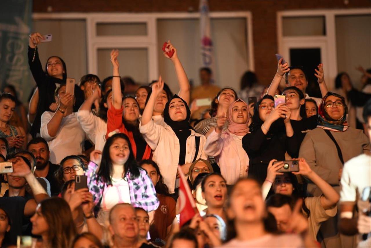 Aydilge, Doğum Gününü Esenyurt’ta Binlerce Kişiyle Kutladı