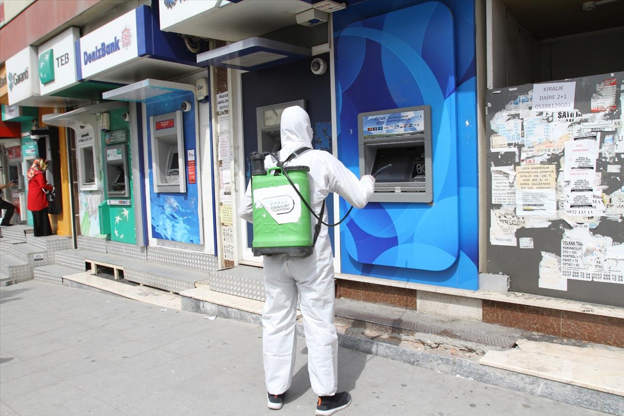 Esenyurt Belediyesi Ekipleri, Pazar Yerlerinde El Dezenfektanı Dağıttı 