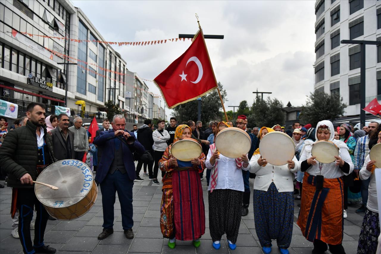 Kardeş Kültürler Festivali Kardeşlik Halaylarıyla Başladı