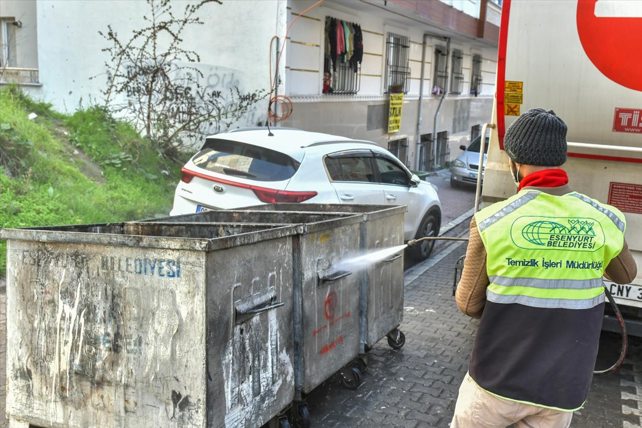 Cadde Ve Sokaklar Koronavirüse Karşı Yıkanıyor