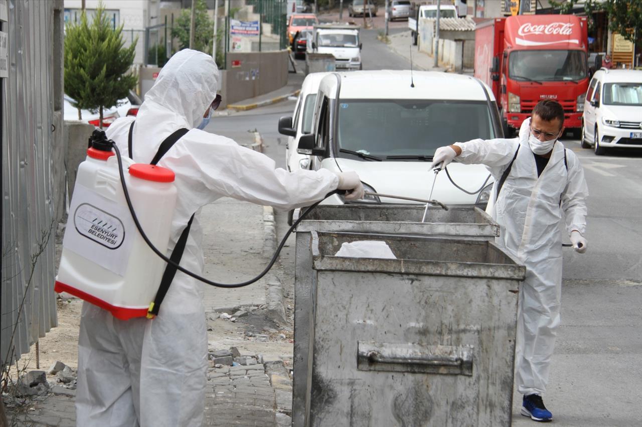 Esenyurt’ta Çöp Konteynerleri İlaçlanıyor