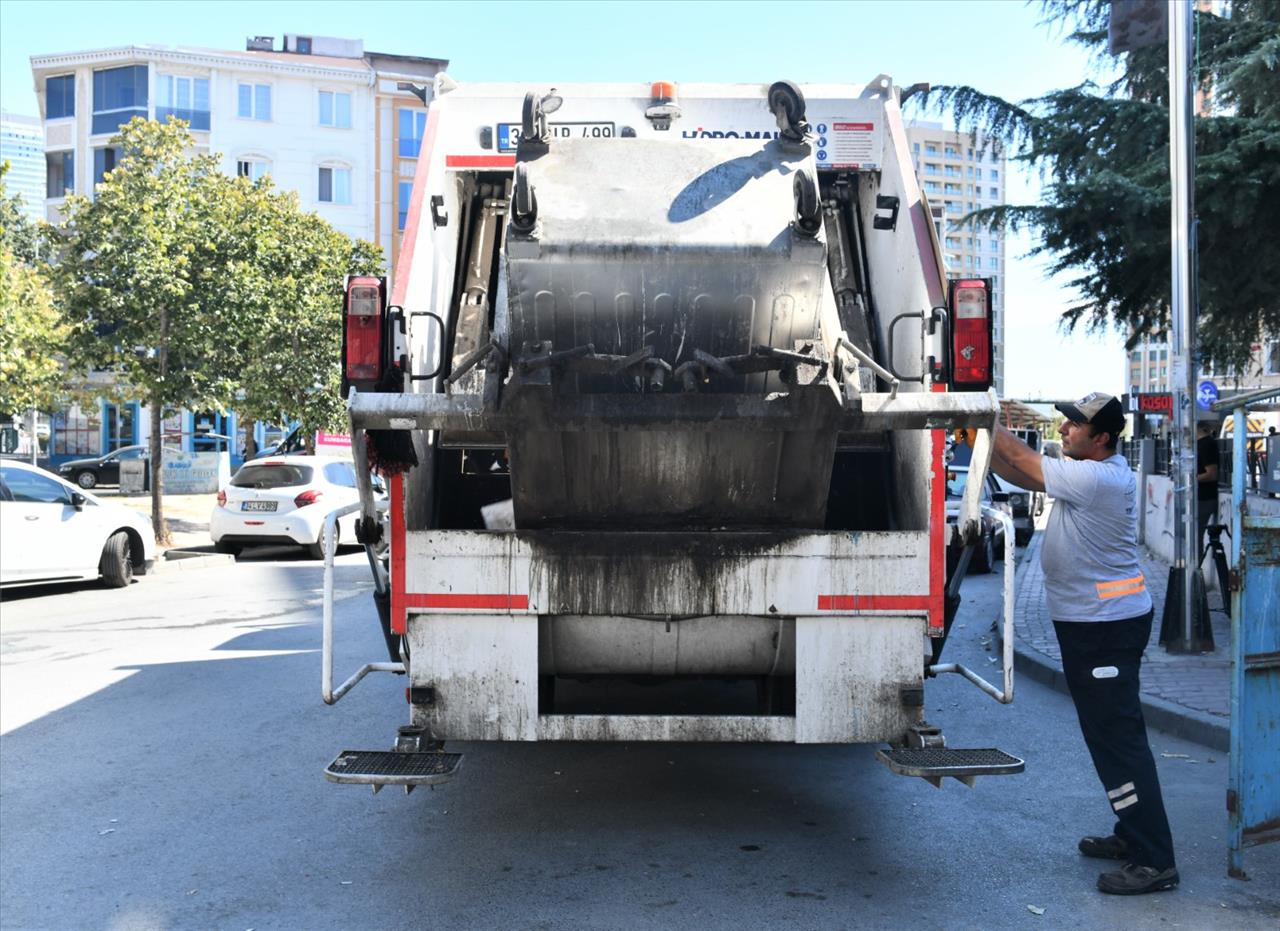 Esenyurt'ta Temizlik Seferberliği: Çöp Konteynerleri Yenileniyor ve Dezenfekte Ediliyor