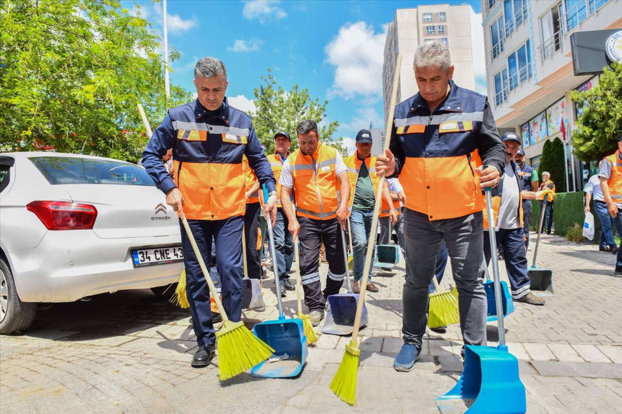 Başkan Bozkurt Farkındalık İçin Sokakları Süpürdü