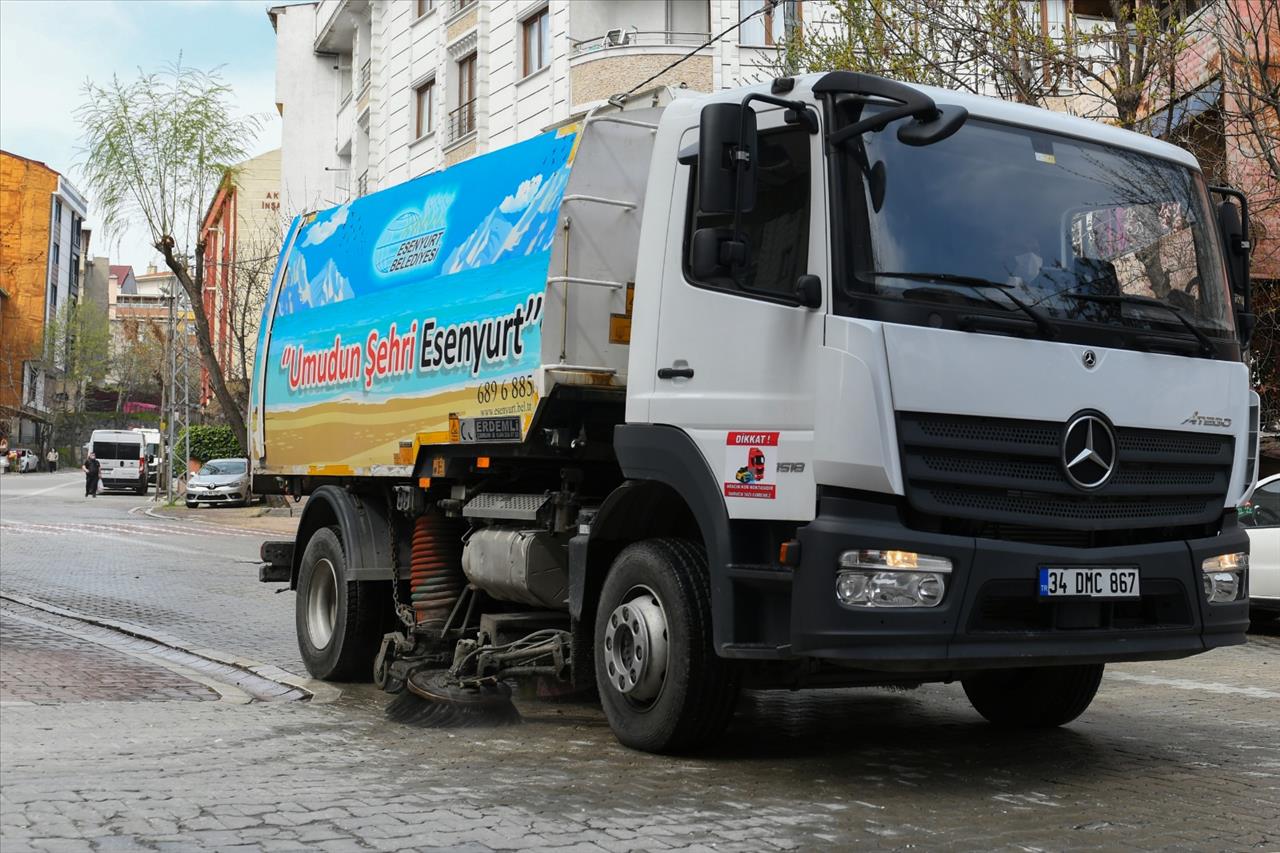 Esenyurt’ta Cadde Ve Sokaklar Yıkanıyor