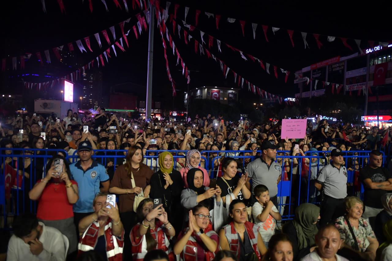 GençFest’te Dereceye Giren Gençler Ödüllerini Başkan Özer’den Aldı