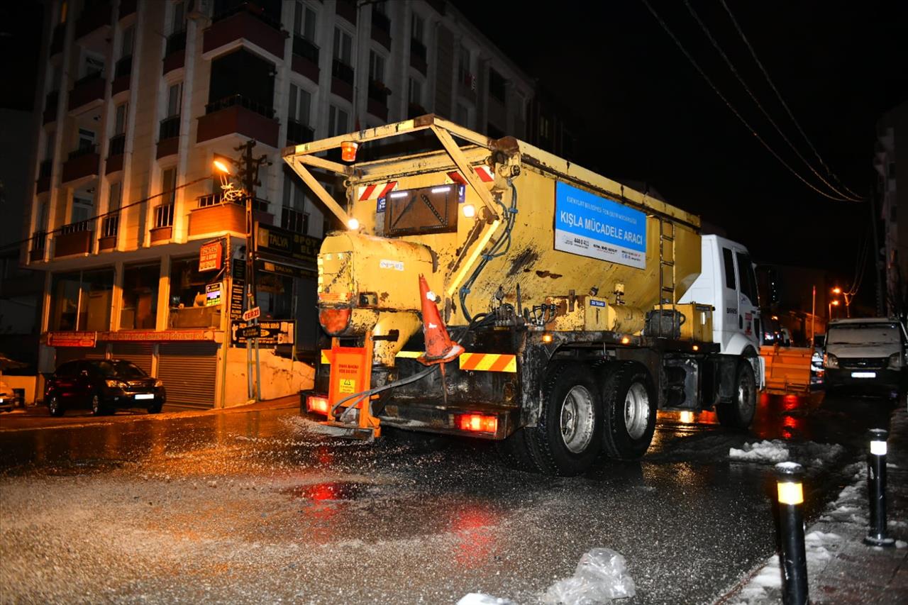 Esenyurt’ta Kışla Mücadele Ekiplerinin Çalışmaları Devam Ediyor