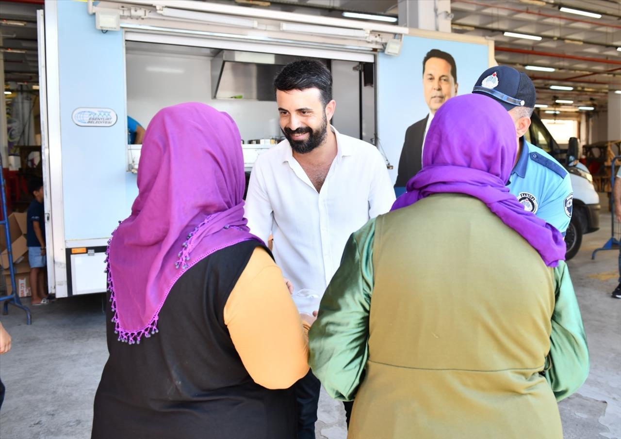 Başkan Özer Vatandaşlara Aşure İkramında Bulundu