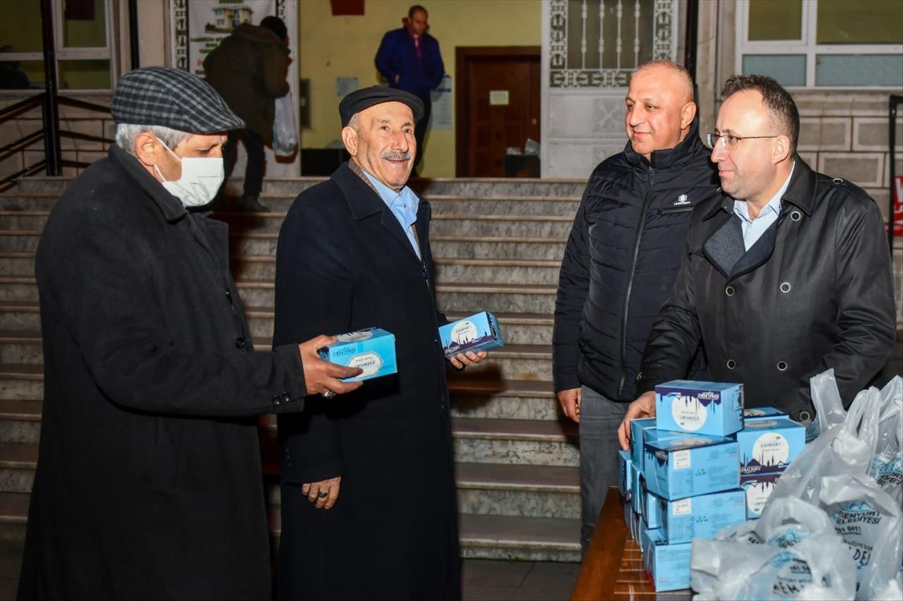 Esenyurt Belediyesi’nden Vatandaşlara Kandil Simidi İkramı