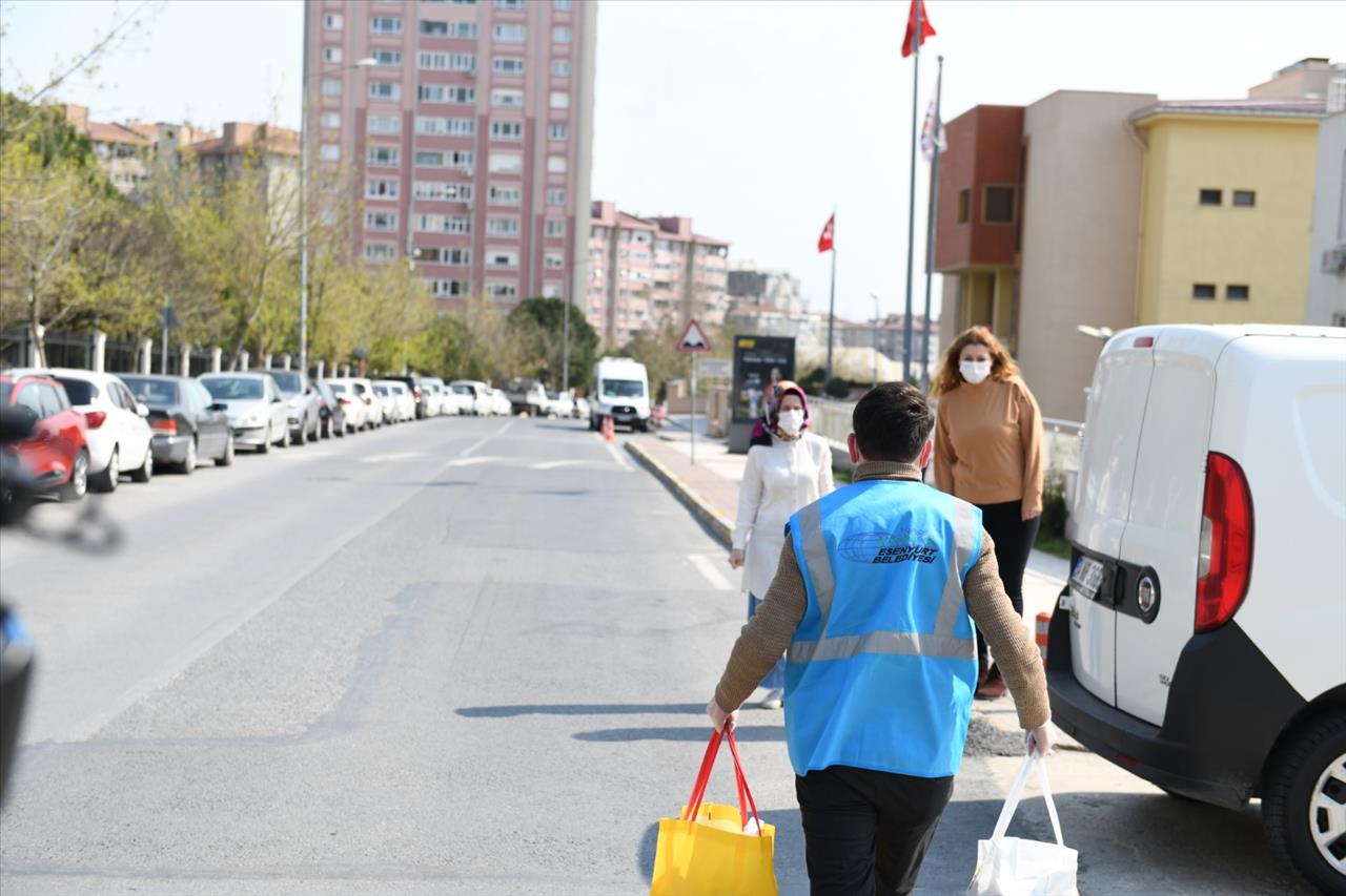 Esenyurt Belediyesi Sağlık Görevlileriyle Aileleri Arasında Köprü Oldu