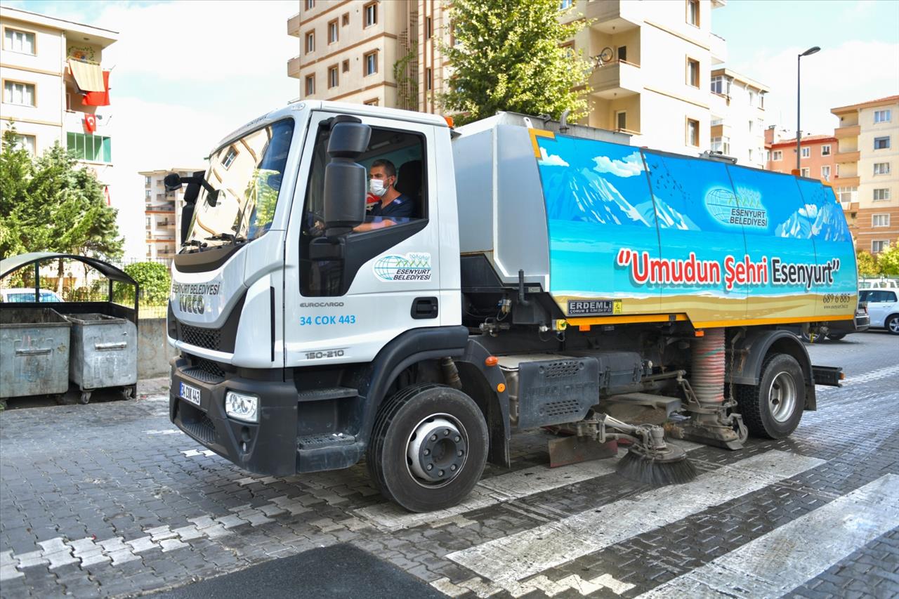 Esenyurt’ta Cadde Ve Sokaklar Yıkanıyor