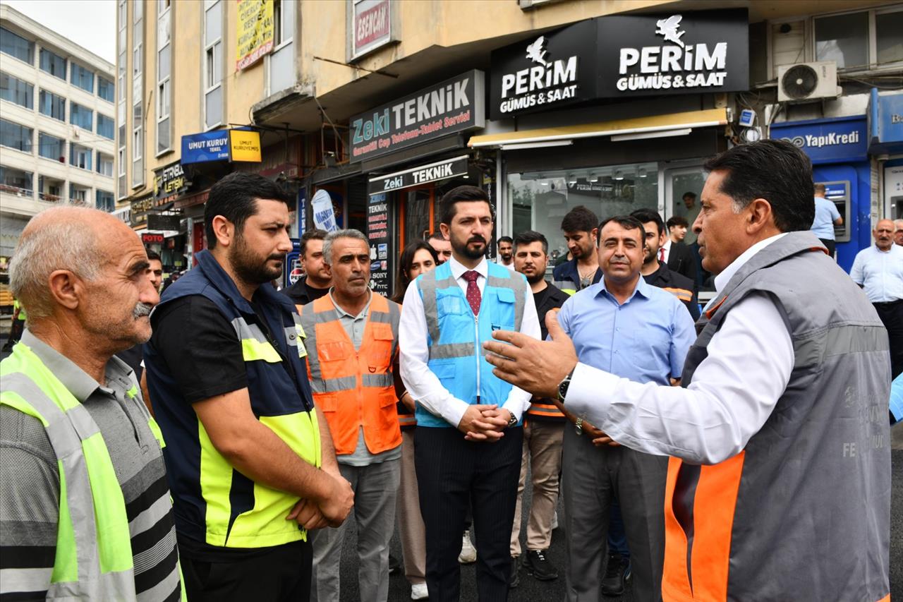 Esenyurt’ta Yıllardır Bozuk Olan Yollar Asfaltla Buluşuyor