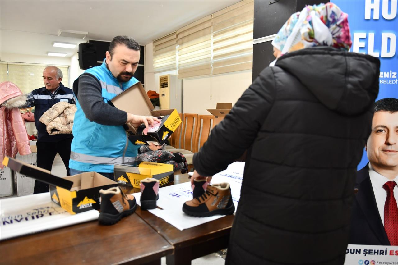 Esenyurt Belediyesi’nden 6 Bin Çocuğa Mont Ve Bot Yardımı