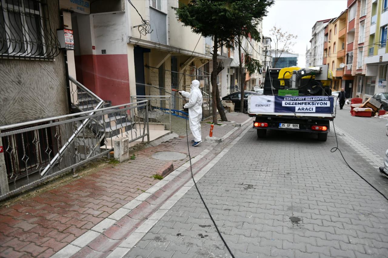 Esenyurt'ta Cadde ve Sokaklar Koronavirüse Karşı İlaçlanıyor