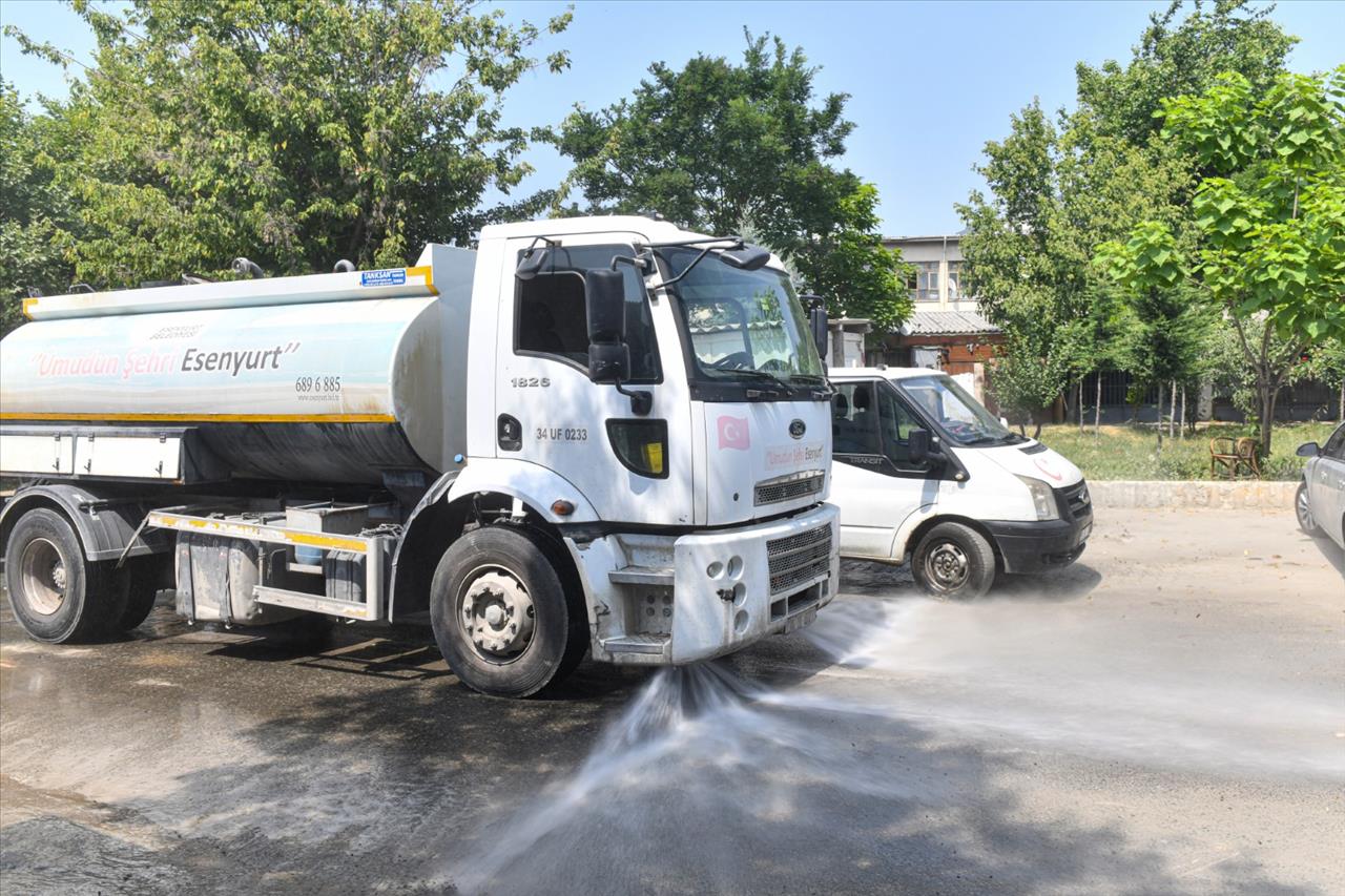 İlaçlama ve Yıkama Çalışmaları Sürüyor