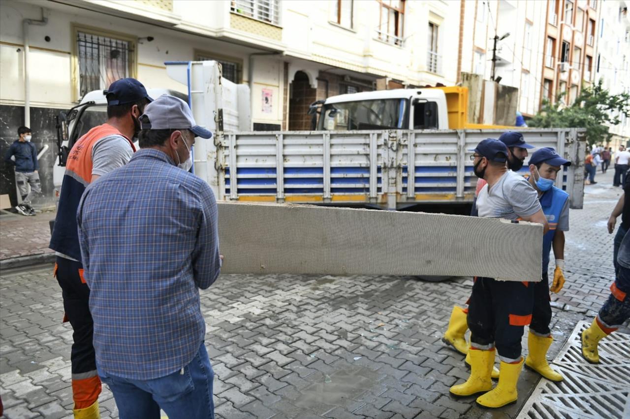 Esenyurt Belediyesi Selden Etkilenen Mahallelerde Çalışmalarına Devam Ediyor