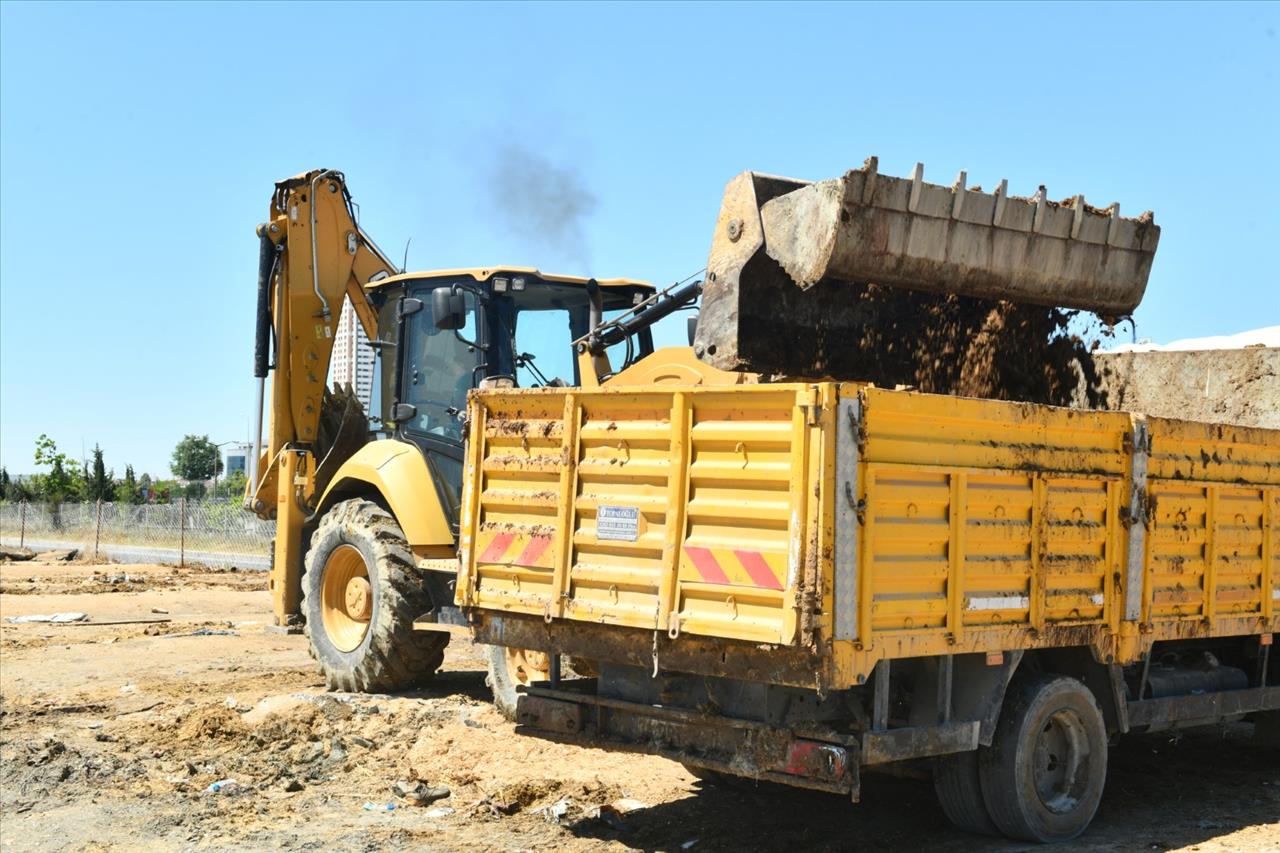 Esenyurt’ta Kurban Satış Alanında Temizlik Seferberliği