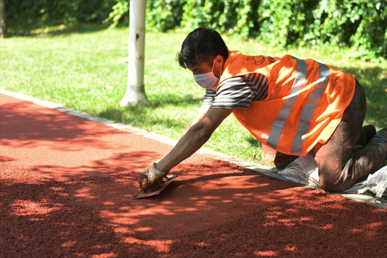 Park Ve Yeşil Alanlarda Bakım Çalışmaları Sürüyor 