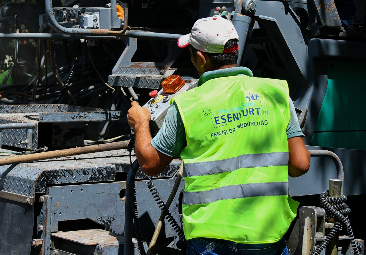 Esenyurt’un Yolları Yenileniyor