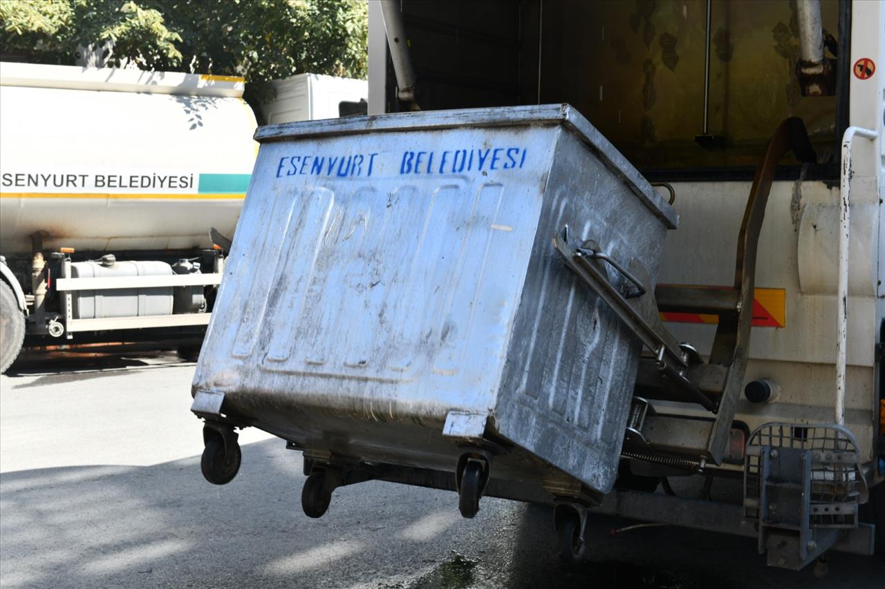 Esenyurt'ta Temizlik Seferberliği: Çöp Konteynerleri Yenileniyor ve Dezenfekte Ediliyor