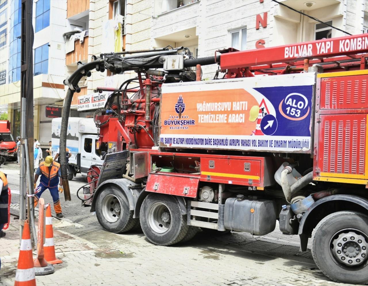 Esenyurt Belediyesi İle İbb, Selden Etkilenen Mahallelerde Çalışmaları Sürdürüyor