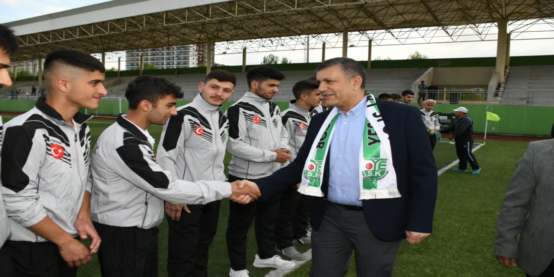 Bozkurt Esenyurtlu futbolcu gençleri şampiyonluğa uğurladı