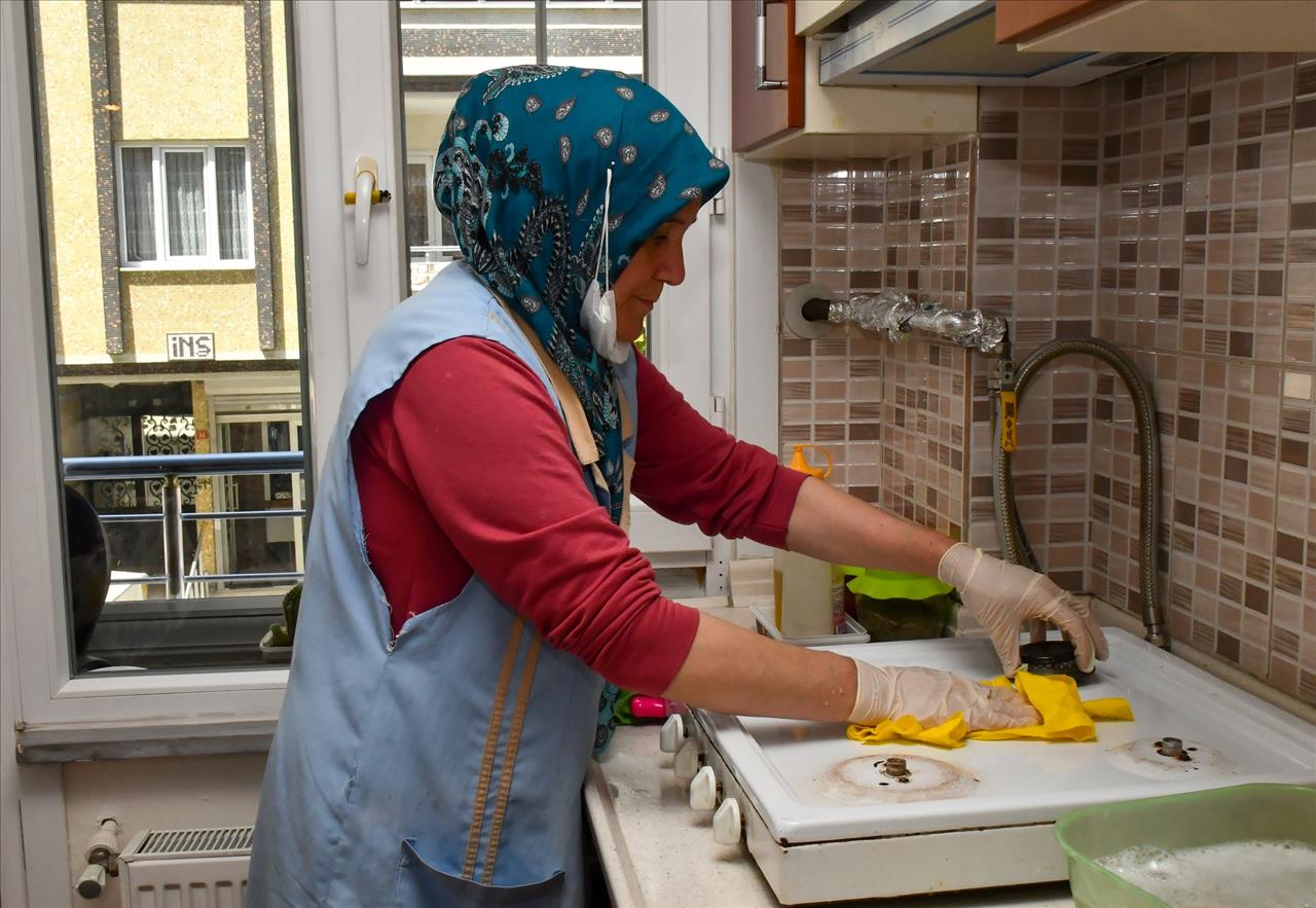 Esenyurt Belediyesi, ‘Evde Temizlik’ Hizmeti İle De İhtiyaç Sahiplerine Destek Oluyor