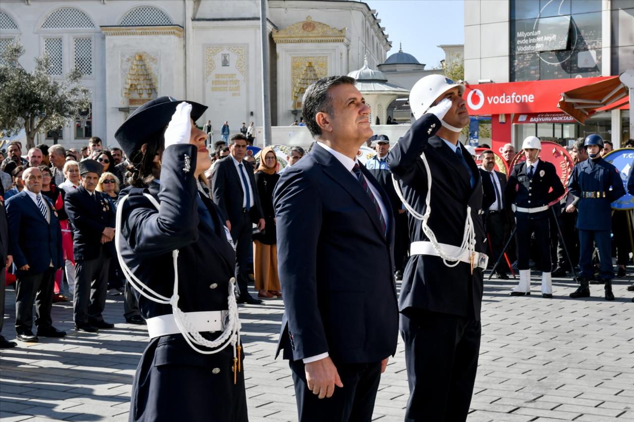 Esenyurt’ta Çelenk Sunma Töreni Gerçekleşti