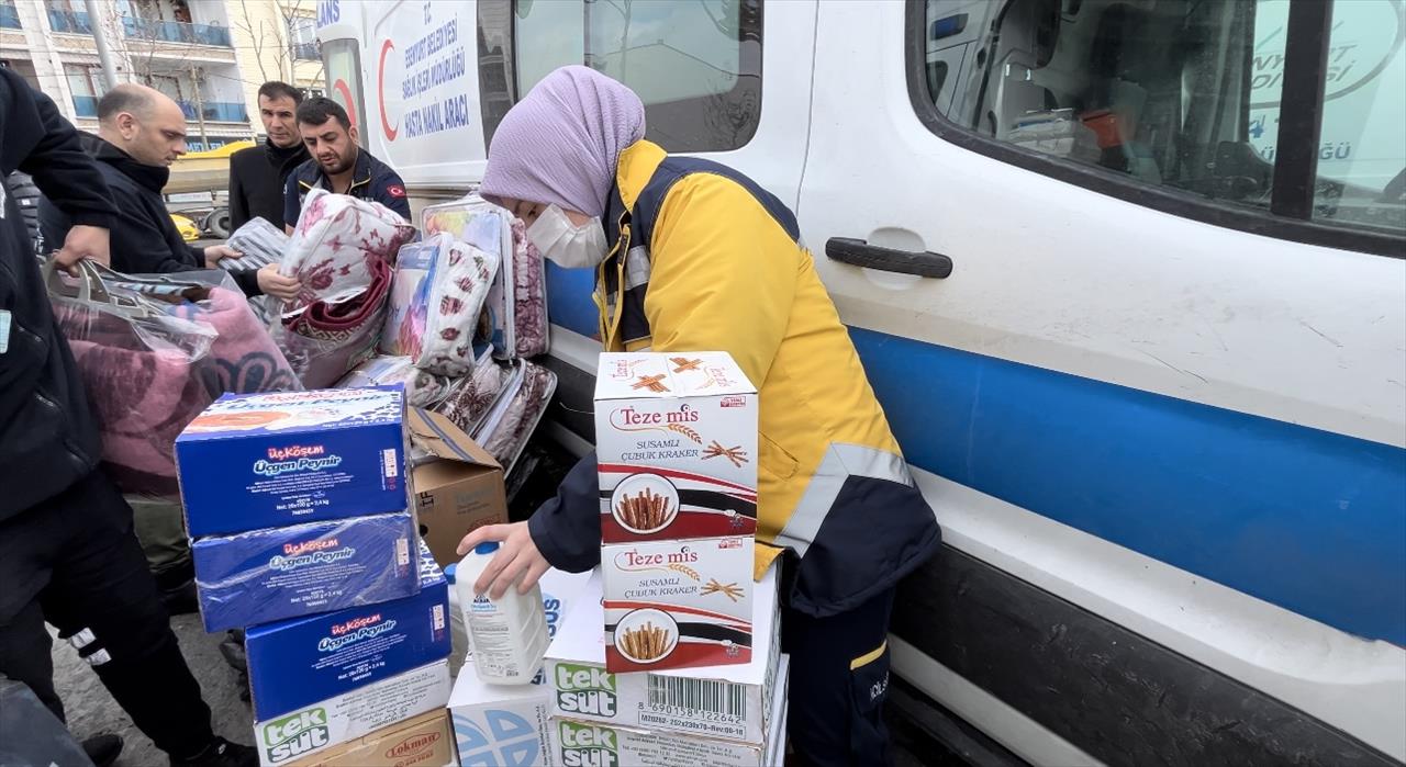 Ambulanslar Depremzeleder İçin Esenyurt’tan Yola Çıktı