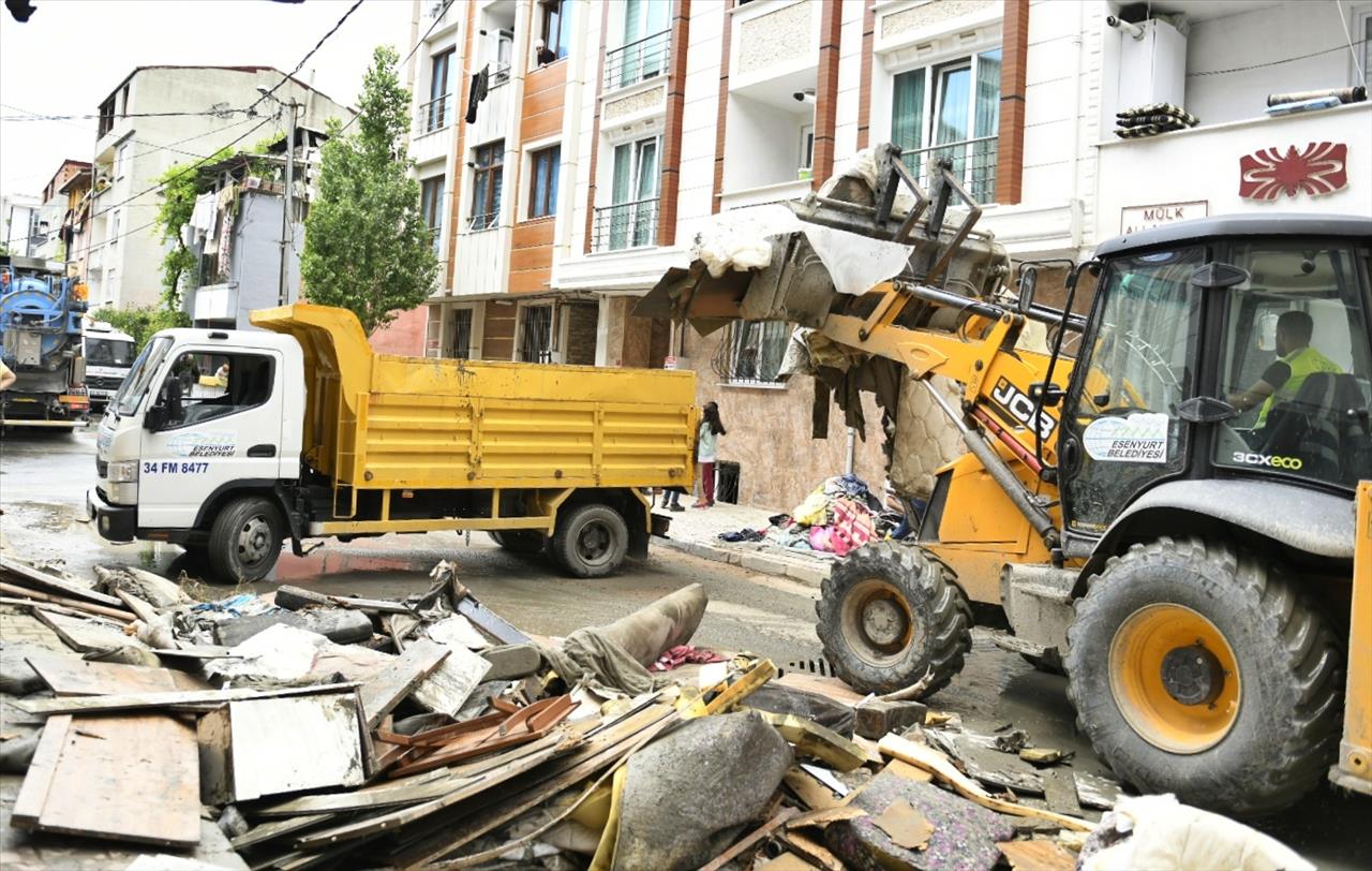 Esenyurt Belediyesi Selden Etkilenen Mahallelerde Çalışmalarına Devam Ediyor