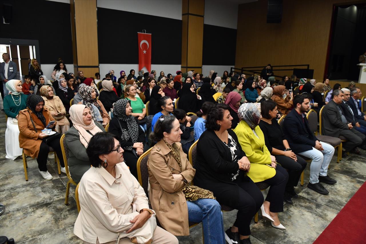 Esenyurtlu Kadınlar Tasarımlarıyla Podyumu Renklendirdi