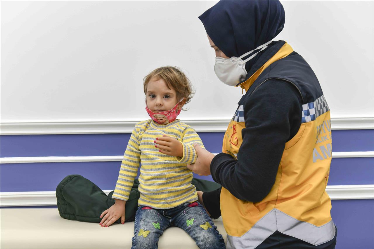 2,5 Yaşındaki Rabia’ya Protez Kol Takıldı