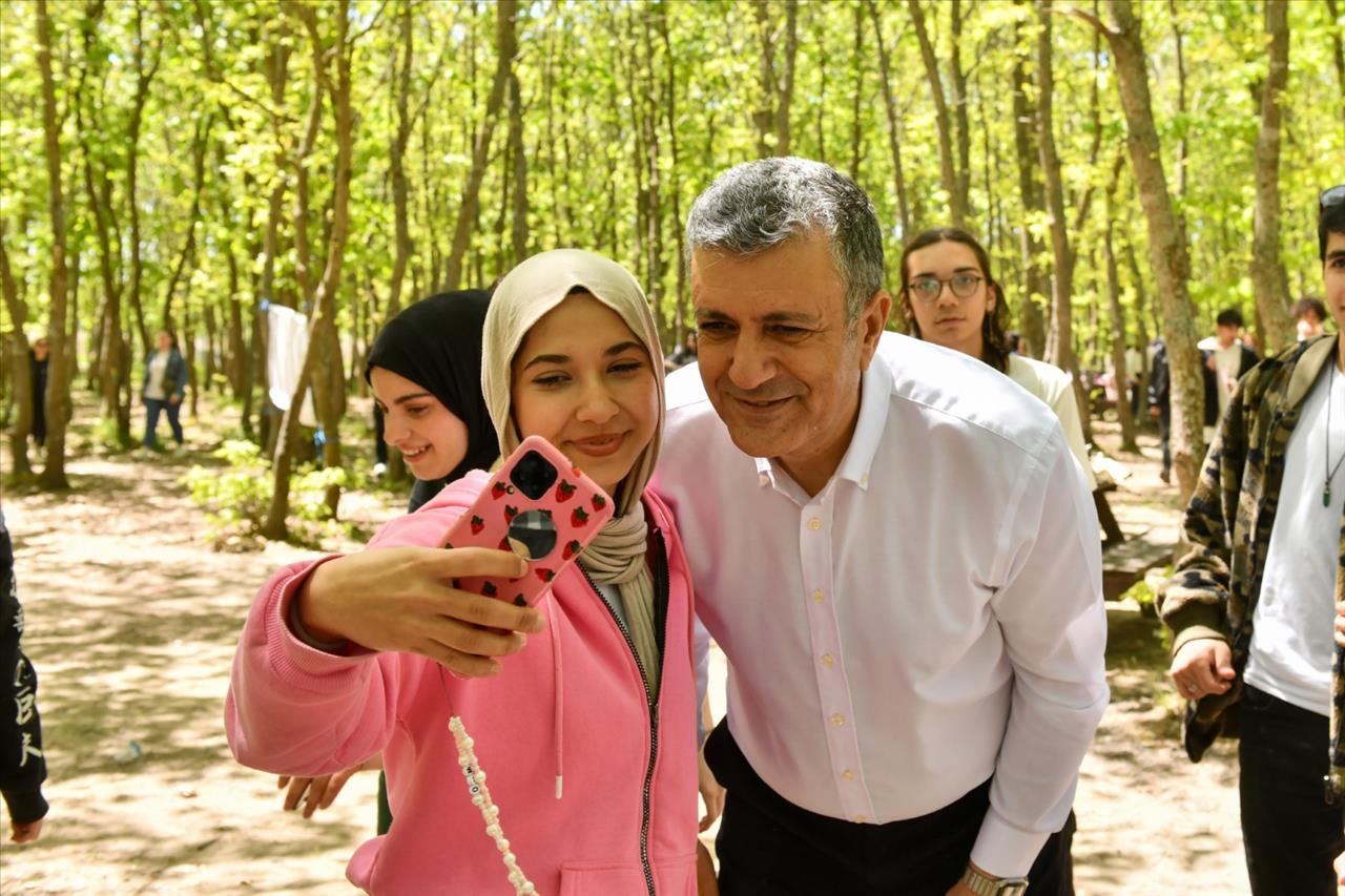 Gençler Sınav Stresini Halay Çekerek Attı