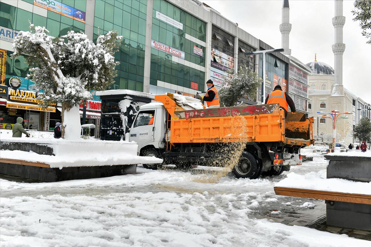 Esenyurt’ta Kaldırım Ve Köprülerdeki Kar Küreme Çalışmaları Sürüyor