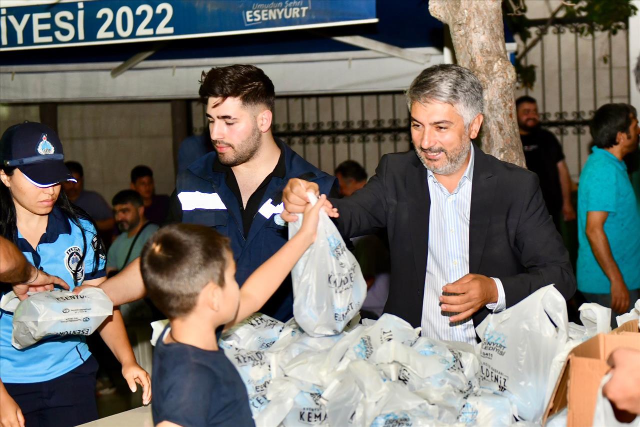 Esenyurt Belediyesi Vatandaşlara Kandil Simidi İkram Etti