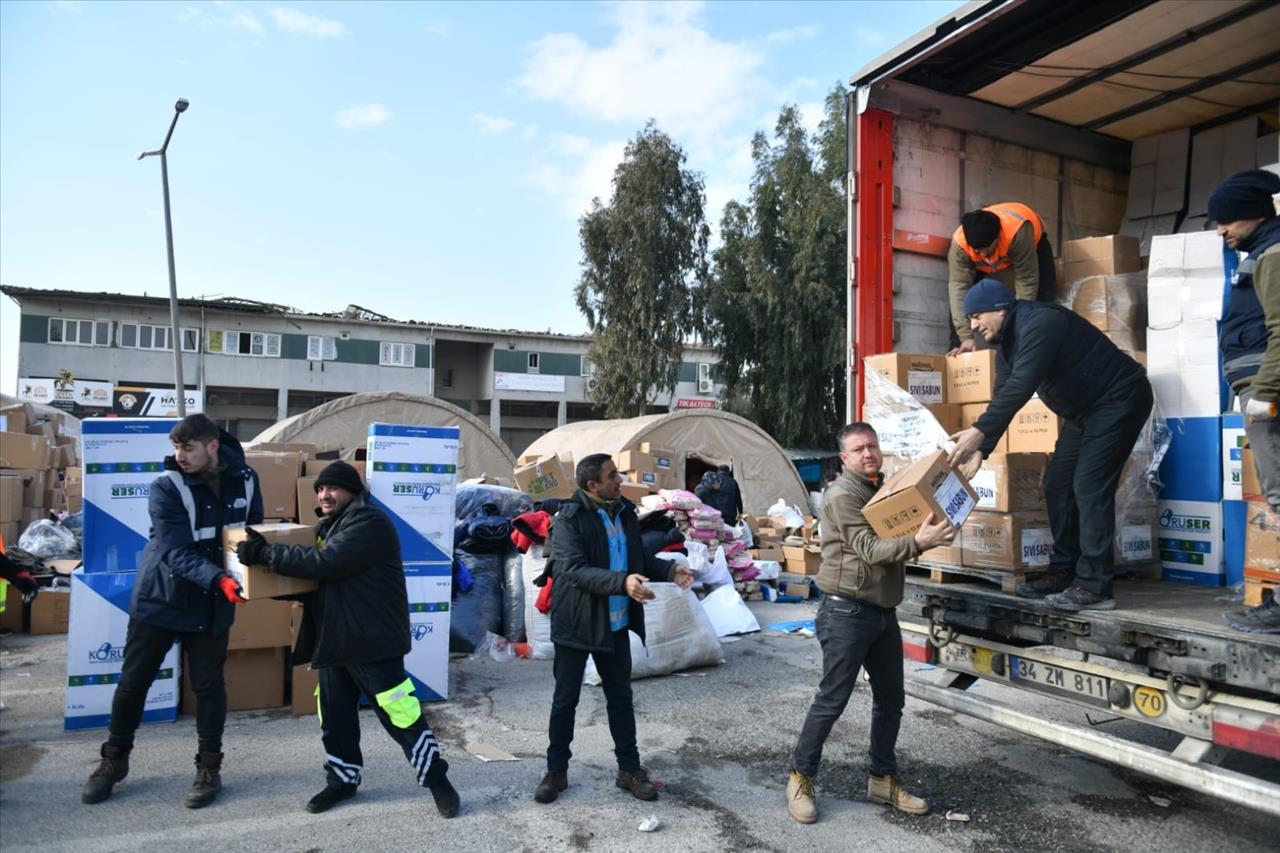 Esenyurt Depremin Yaralarını Sarıyor