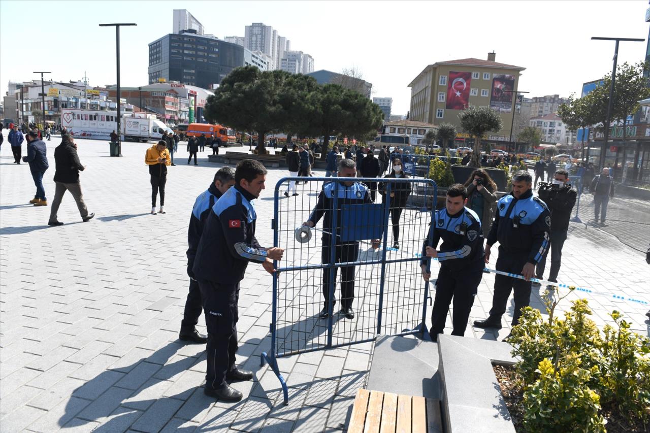 Esenyurt'ta Meydanlarda Bulunan Banklar Bariyerlerle Kapatıldı