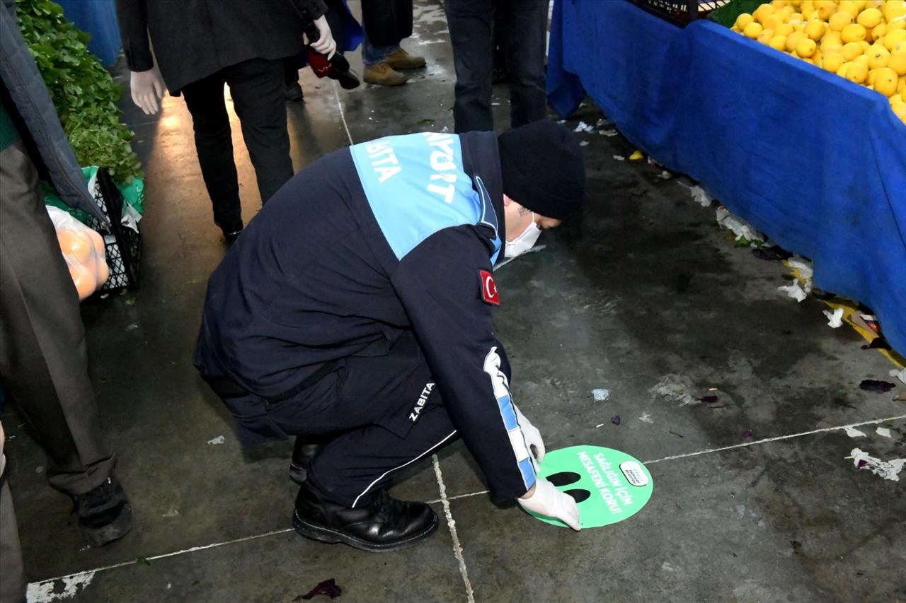 Esenyurt Belediyesi'nden İş Yerlerine ‘Sağlığın İçin Mesafeni Koru’ Stickerleri