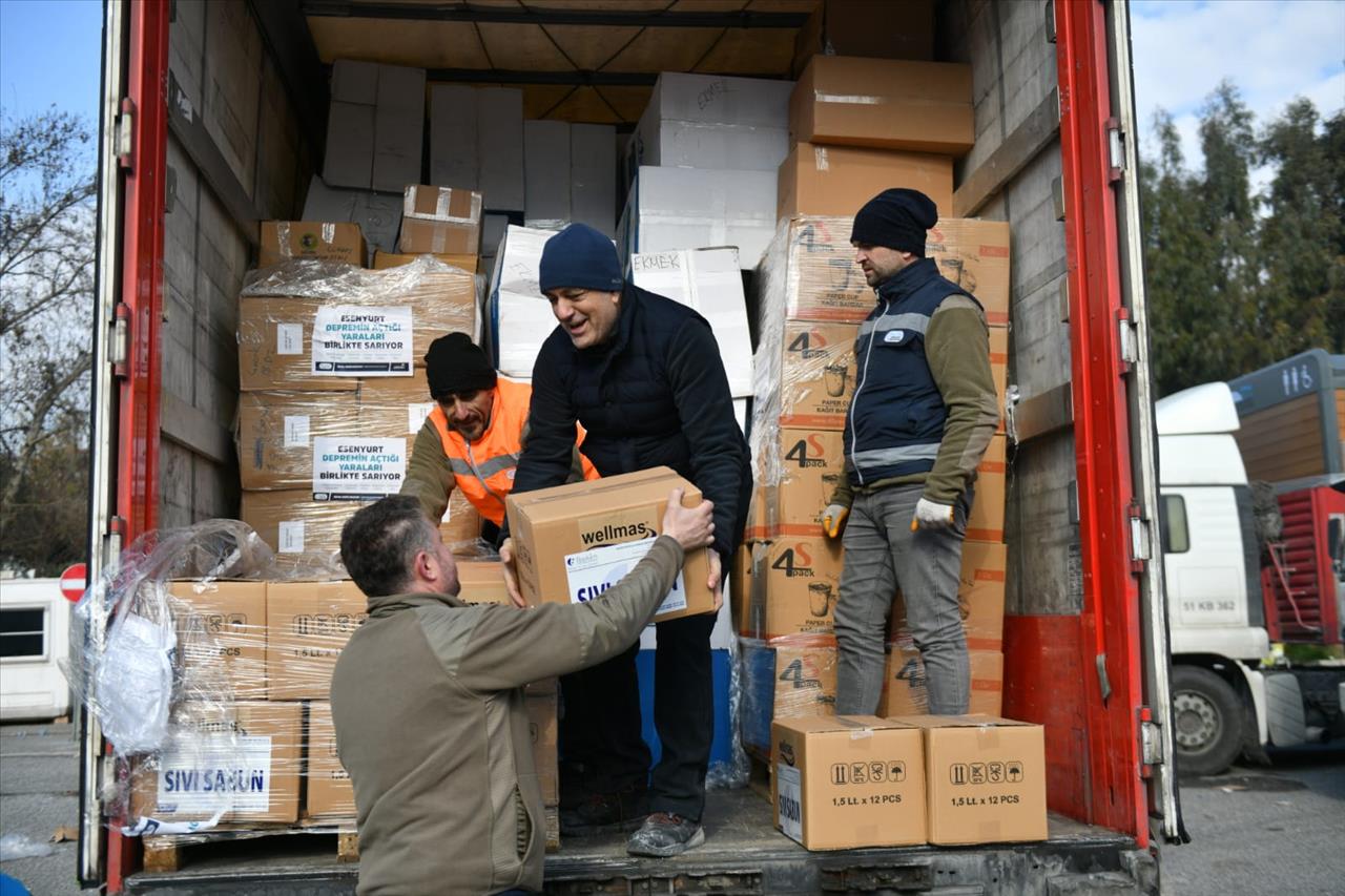 Yardımlar Depremzedelere Ulaştırılıyor