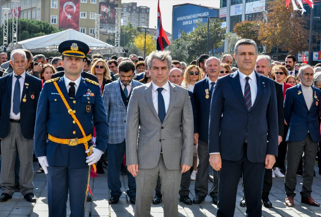 Esenyurt’ta Çelenk Sunma Töreni Gerçekleşti