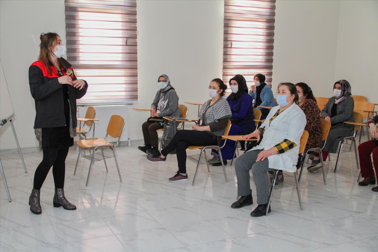 Kadın Sosyal Yaşam Merkezi’nde ‘Afet Eğitimi’ Semineri