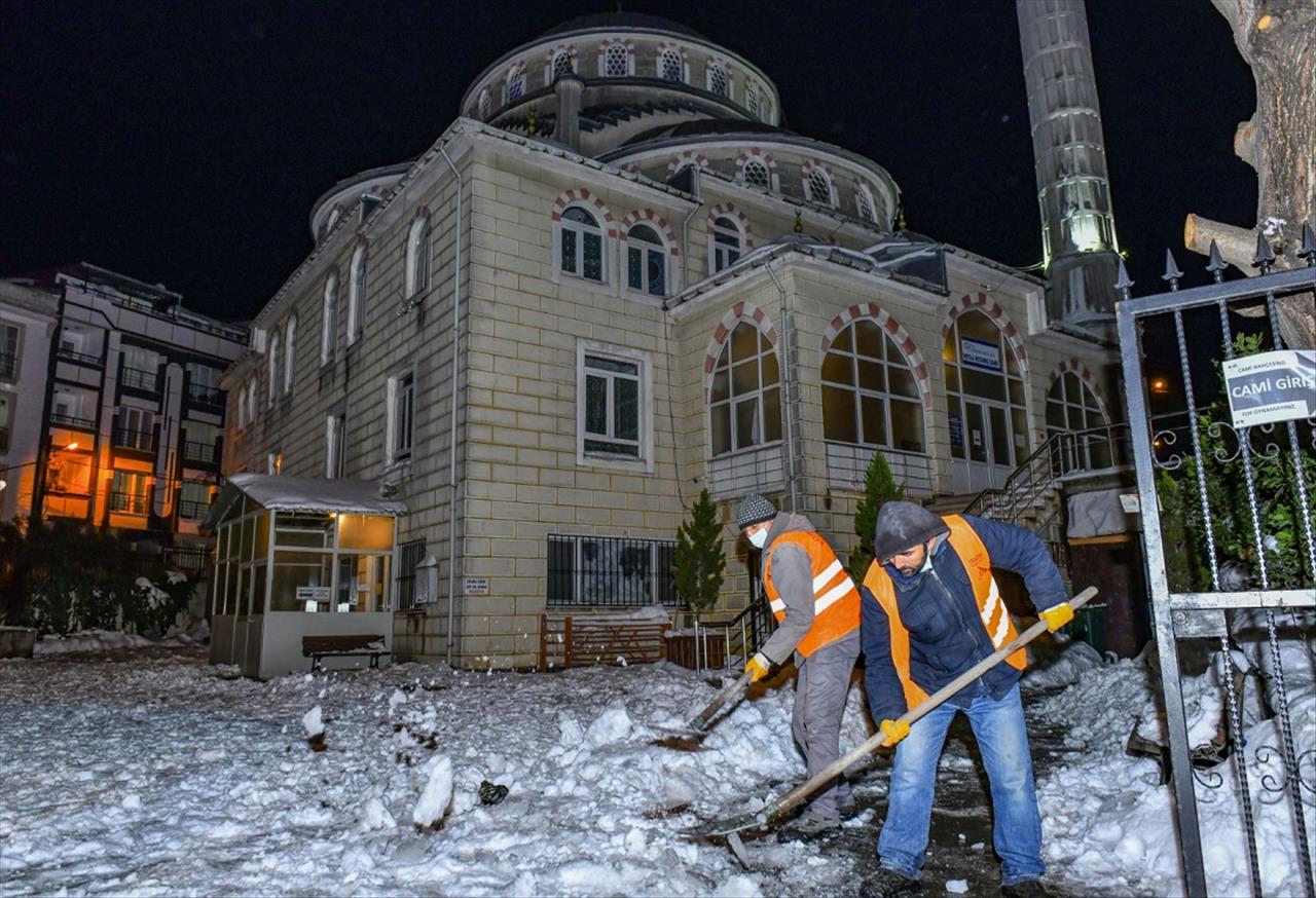 Esenyurt’ta Kışla Mücadele Çalışmalarında Bin 130 Personel Görev Yaptı