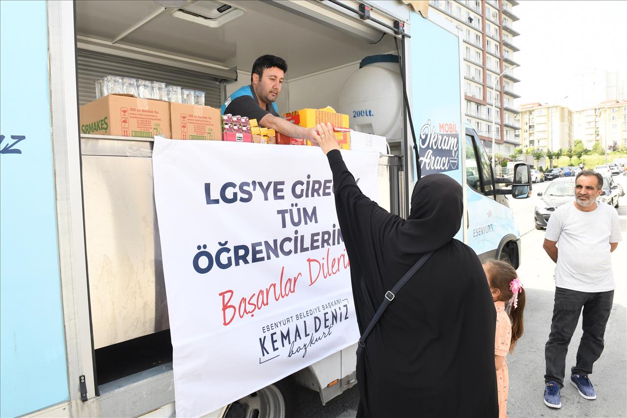 Esenyurt Belediyesi Lgs Sınavı Öğrencilerine İkramda Bulundu