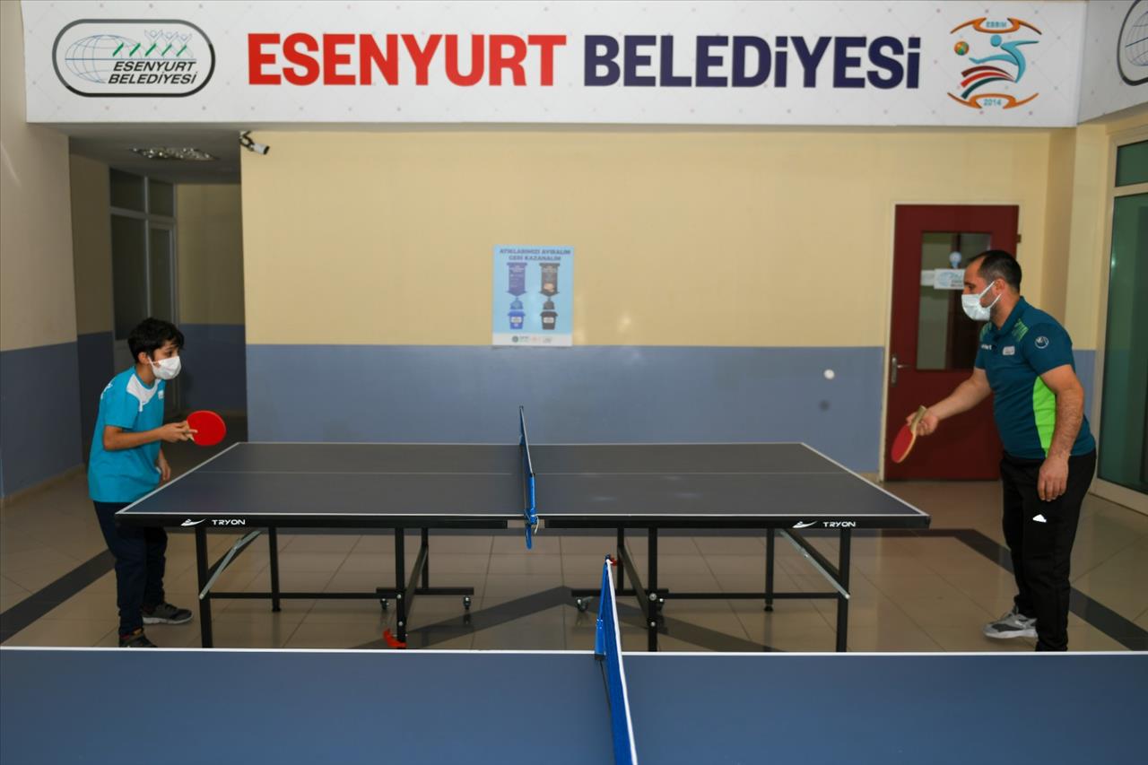 Esenyurtlu Çocuklar, Masa Tenisi Kursunda Hem Eğleniyor Hem Sosyalleşiyor