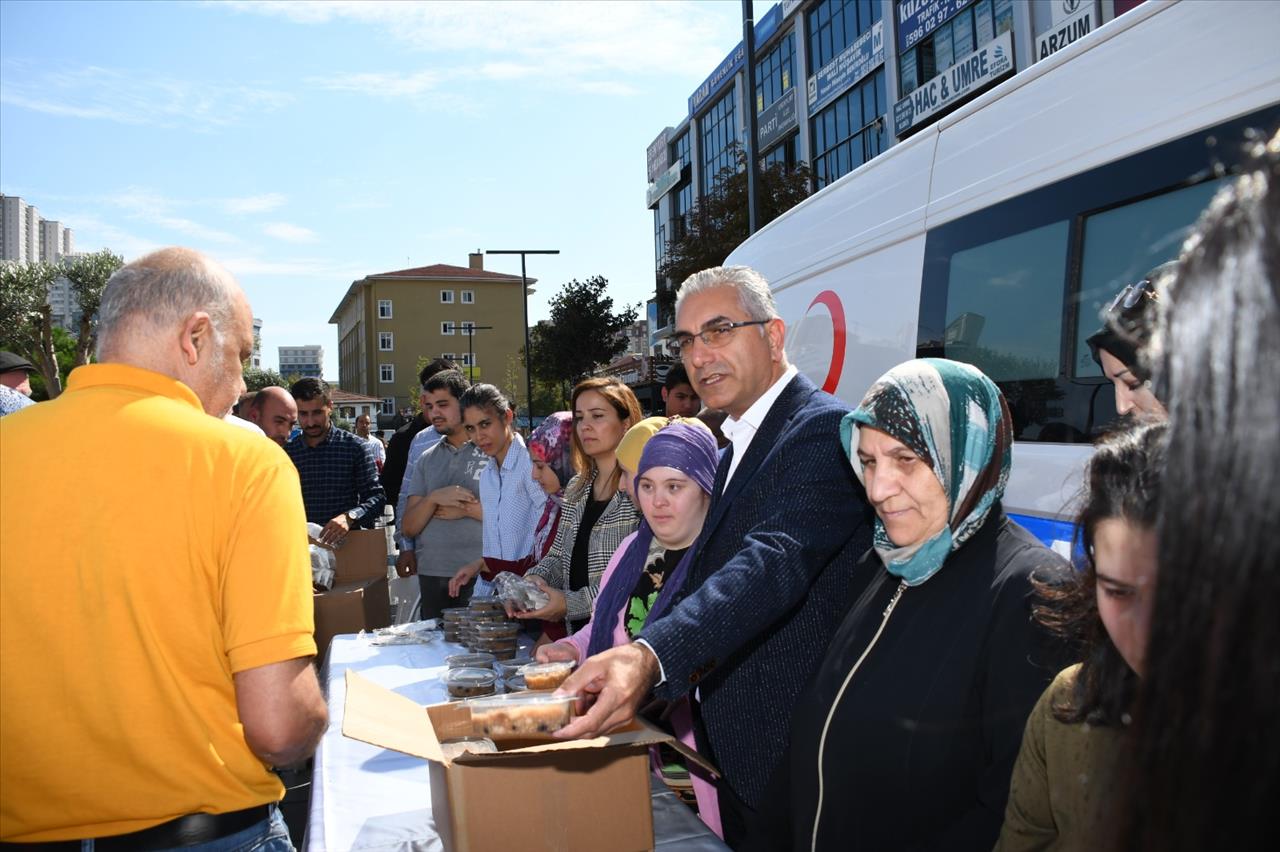 Esenyurt’ta Engelli Öğrencilerden Aşure İkramı