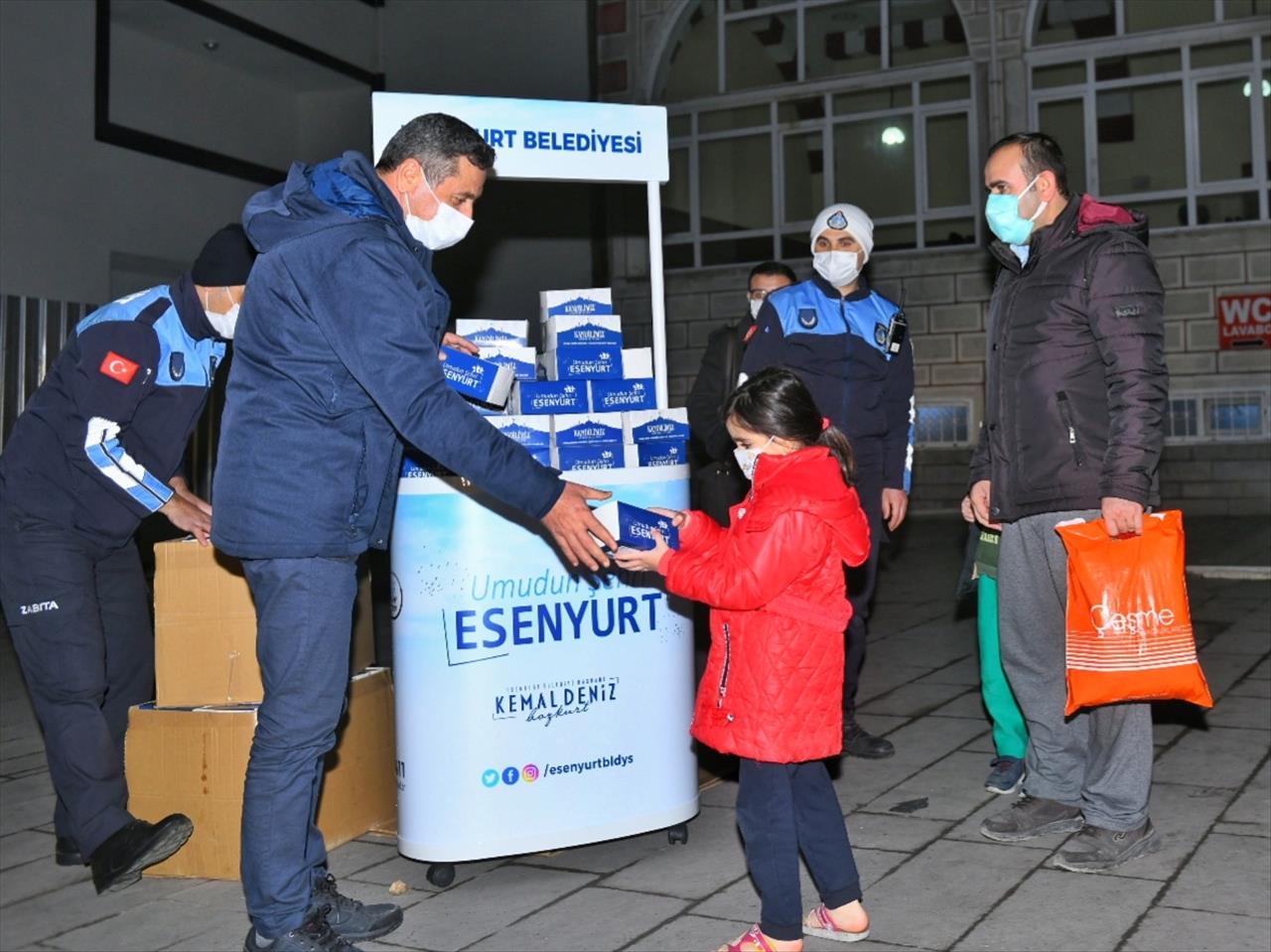 Esenyurt Belediyesi Başkan Yardımcıları Vatandaşların Kandilini Kutladı