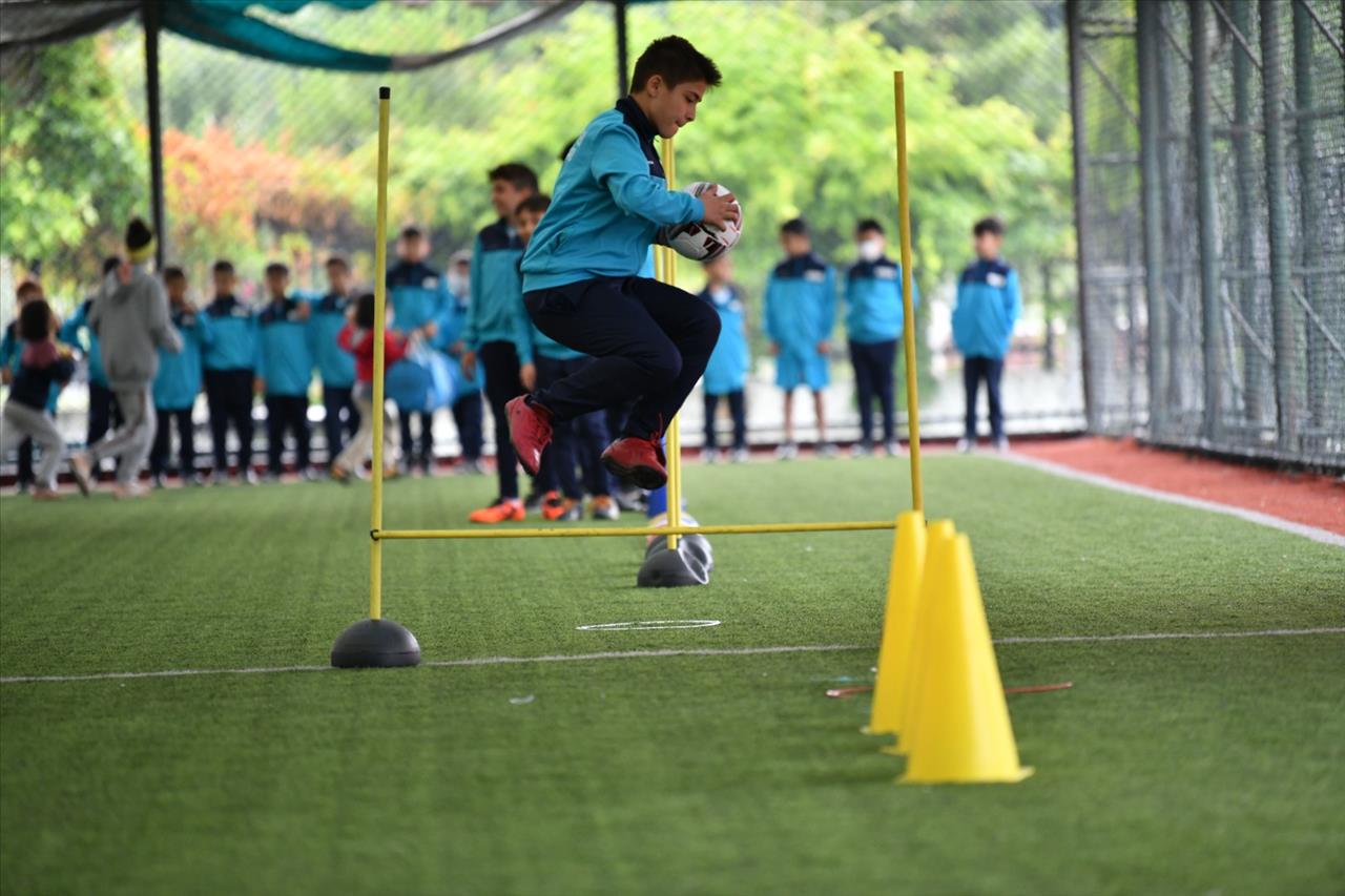 Başkan Bozkurt, Çocuklarla Spor Yaptı; Forma Ve Ayakkabı Hediye Etti