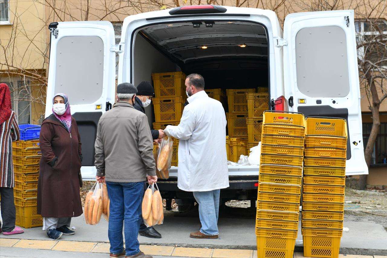 İBB’nin 2 Mobil Halk Ekmek Büfesi Esenyurt’ta Hizmet Veriyor