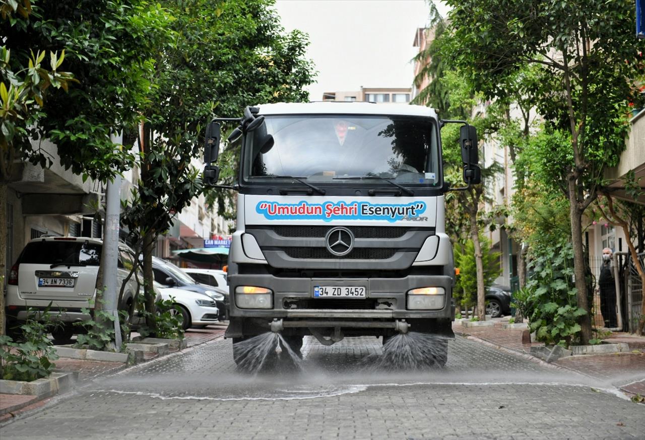 Esenyurt Belediyesi Ekipleri, Pazar Yerlerinde El Dezenfektanı Dağıttı 