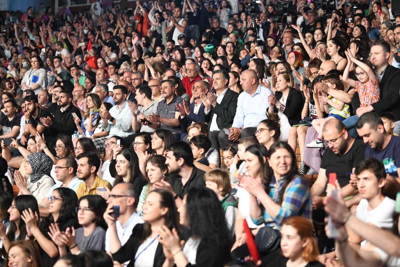 Aydilge, Doğum Gününü Esenyurt’ta Binlerce Kişiyle Kutladı