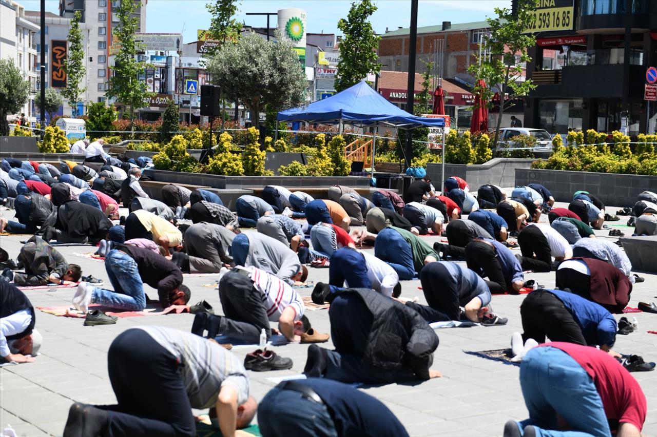 Esenyurt Belediyesi Cuma Namazı Öncesi Tek Kullanımlık Seccade Ve El Dezenfektanı Dağıttı